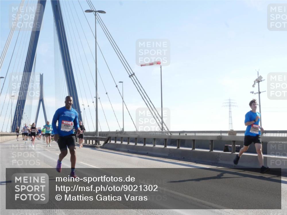 03.10.2025 - Köhlbrandbrückenlauf Matties Gatica Varas http://msf.ph/oto/9021302 03.10.2025 12:24:32 Position 1  meine-sportfotos.de