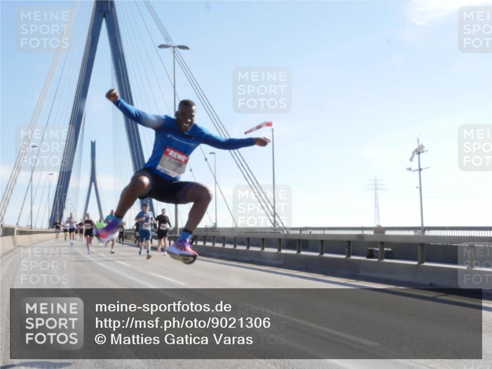 03.10.2025 - Köhlbrandbrückenlauf Matties Gatica Varas http://msf.ph/oto/9021306 03.10.2025 12:24:33 Position 1  meine-sportfotos.de
