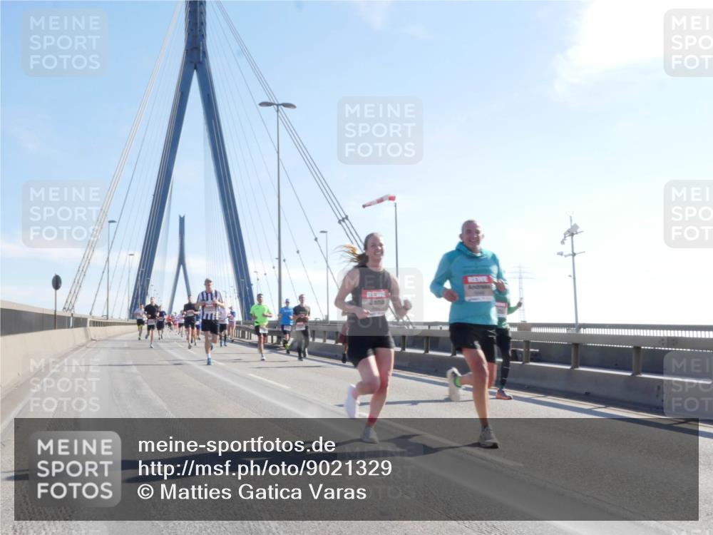 03.10.2025 - Köhlbrandbrückenlauf Matties Gatica Varas http://msf.ph/oto/9021329 03.10.2025 12:24:39 Position 1  meine-sportfotos.de