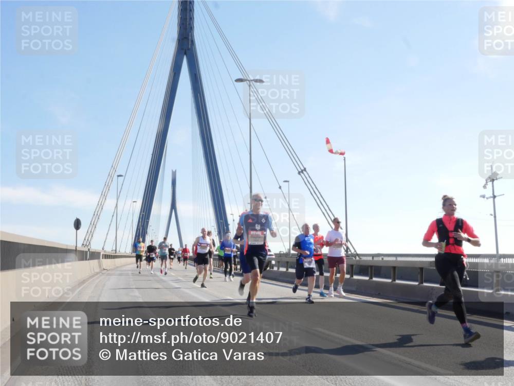 03.10.2025 - Köhlbrandbrückenlauf Matties Gatica Varas http://msf.ph/oto/9021407 03.10.2025 12:24:57 Position 1  meine-sportfotos.de