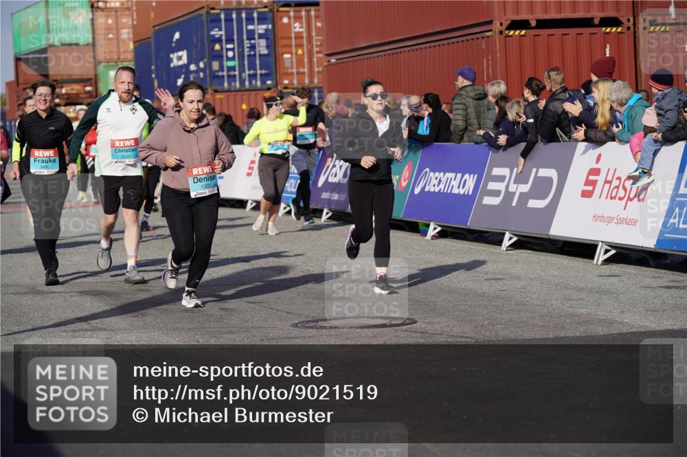 03.10.2025 - Köhlbrandbrückenlauf Michael Burmester http://msf.ph/oto/9021519 03.10.2025 10:22:54 Ziel 1320, 1484, 1751, 1777, 2031, 2072, 2087, 2188, 2690, 2861, 2862, 2907, 3109, 3222, 3291, 3480 meine-sportfotos.de