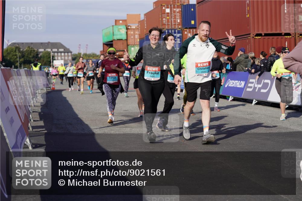 03.10.2025 - Köhlbrandbrückenlauf Michael Burmester http://msf.ph/oto/9021561 03.10.2025 10:22:57 Ziel 1263, 1320, 1484, 1707, 1751, 1777, 1954, 2072, 2087, 2125, 2167, 2188, 2690, 2861, 2862, 2907, 3029, 3109, 3147, 3222, 3291, 3480 meine-sportfotos.de