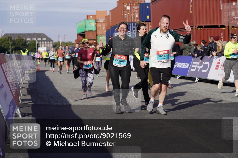 03.10.2025 - Köhlbrandbrückenlauf Michael Burmester http://msf.ph/oto/9021569 03.10.2025 10:22:57 Ziel 1263, 1320, 1484, 1707, 1751, 1777, 1954, 2072, 2087, 2125, 2167, 2188, 2690, 2861, 2862, 2907, 3029, 3109, 3147, 3222, 3291, 3480 meine-sportfotos.de