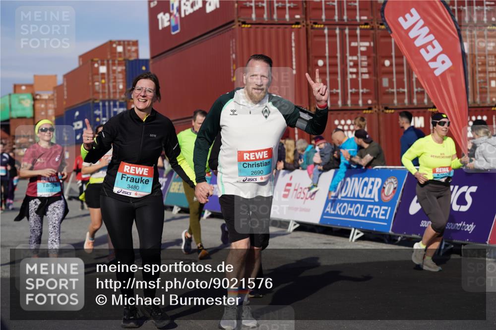 03.10.2025 - Köhlbrandbrückenlauf Michael Burmester http://msf.ph/oto/9021576 03.10.2025 10:22:58 Ziel 1263, 1320, 1484, 1707, 1723, 1751, 1777, 1954, 2072, 2087, 2125, 2167, 2188, 2690, 2861, 2862, 2907, 3029, 3109, 3147, 3222, 3291, 3480 meine-sportfotos.de