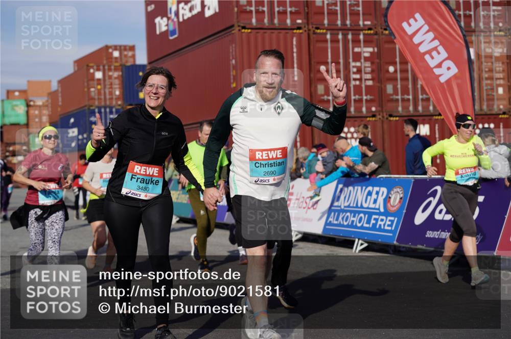 03.10.2025 - Köhlbrandbrückenlauf Michael Burmester http://msf.ph/oto/9021581 03.10.2025 10:22:58 Ziel 1263, 1320, 1484, 1707, 1723, 1751, 1777, 1954, 2072, 2087, 2125, 2167, 2188, 2690, 2861, 2862, 2907, 3029, 3109, 3147, 3222, 3291, 3480 meine-sportfotos.de