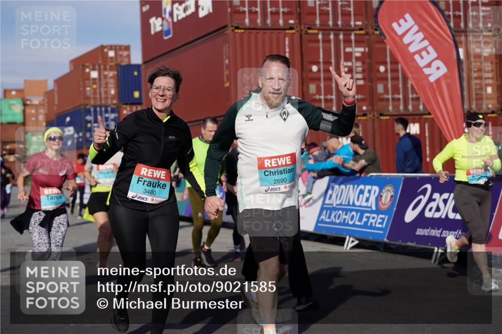 03.10.2025 - Köhlbrandbrückenlauf Michael Burmester http://msf.ph/oto/9021585 03.10.2025 10:22:58 Ziel 1263, 1320, 1484, 1707, 1723, 1751, 1777, 1954, 2072, 2087, 2125, 2167, 2188, 2690, 2861, 2862, 2907, 3029, 3109, 3147, 3222, 3291, 3480 meine-sportfotos.de