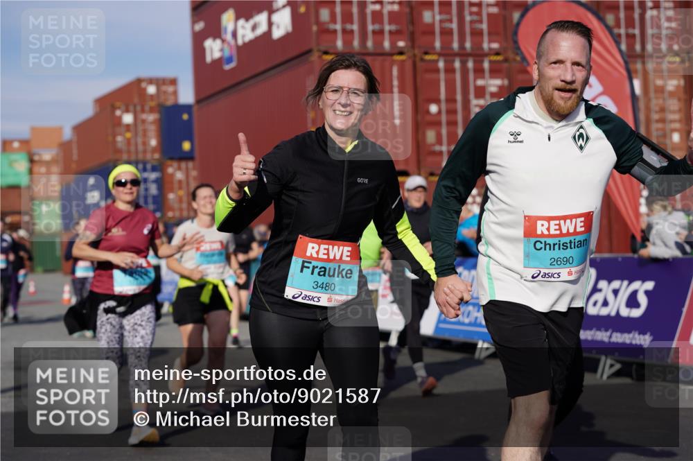 03.10.2025 - Köhlbrandbrückenlauf Michael Burmester http://msf.ph/oto/9021587 03.10.2025 10:22:58 Ziel 1263, 1320, 1484, 1707, 1723, 1751, 1777, 1954, 2072, 2087, 2125, 2167, 2188, 2690, 2861, 2862, 2907, 3029, 3109, 3147, 3222, 3291, 3480 meine-sportfotos.de