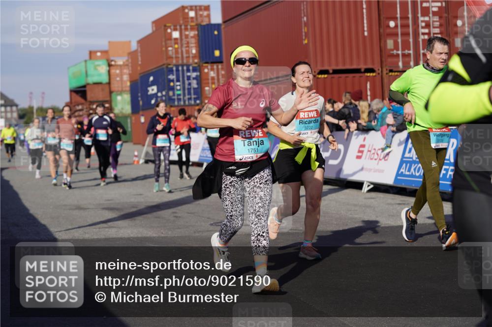 03.10.2025 - Köhlbrandbrückenlauf Michael Burmester http://msf.ph/oto/9021590 03.10.2025 10:22:59 Ziel 1263, 1320, 1484, 1707, 1723, 1751, 1777, 1954, 2072, 2087, 2125, 2167, 2188, 2690, 2829, 2861, 2862, 2907, 3029, 3109, 3147, 3222, 3291, 3480 meine-sportfotos.de