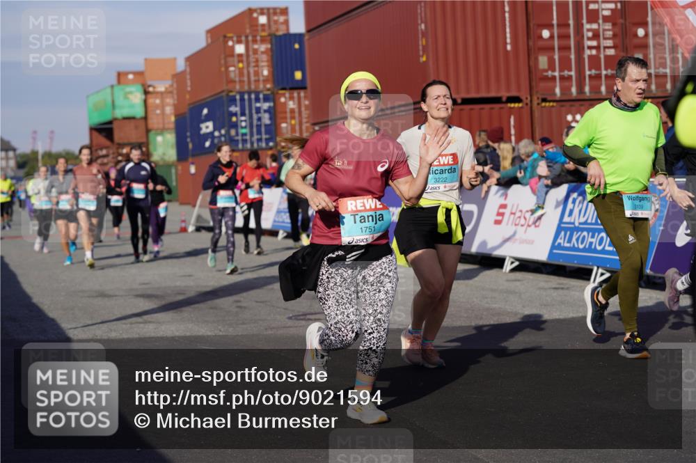 03.10.2025 - Köhlbrandbrückenlauf Michael Burmester http://msf.ph/oto/9021594 03.10.2025 10:22:59 Ziel 1263, 1320, 1484, 1707, 1723, 1751, 1777, 1954, 2072, 2087, 2125, 2167, 2188, 2690, 2829, 2861, 2862, 2907, 3029, 3109, 3147, 3222, 3291, 3480 meine-sportfotos.de