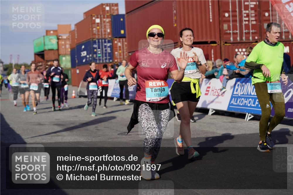 03.10.2025 - Köhlbrandbrückenlauf Michael Burmester http://msf.ph/oto/9021597 03.10.2025 10:22:59 Ziel 1263, 1320, 1484, 1707, 1723, 1751, 1777, 1954, 2072, 2087, 2125, 2167, 2188, 2690, 2829, 2861, 2862, 2907, 3029, 3109, 3147, 3222, 3291, 3480 meine-sportfotos.de