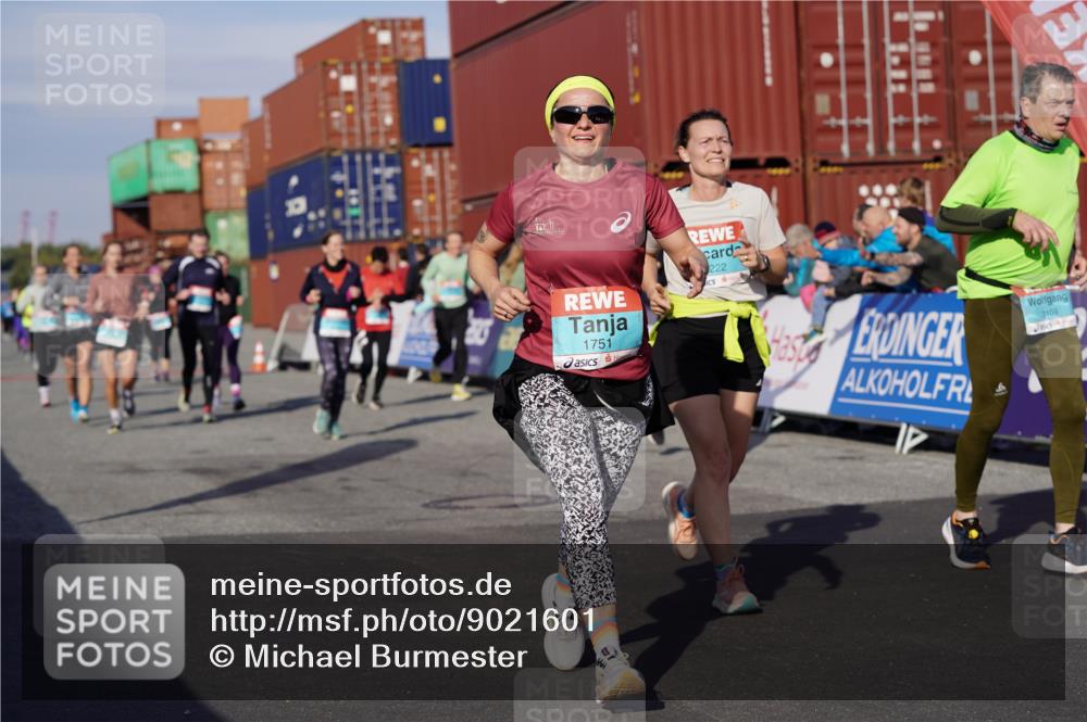 03.10.2025 - Köhlbrandbrückenlauf Michael Burmester http://msf.ph/oto/9021601 03.10.2025 10:22:59 Ziel 1263, 1320, 1484, 1707, 1723, 1751, 1777, 1954, 2072, 2087, 2125, 2167, 2188, 2690, 2829, 2861, 2862, 2907, 3029, 3109, 3147, 3222, 3291, 3480 meine-sportfotos.de
