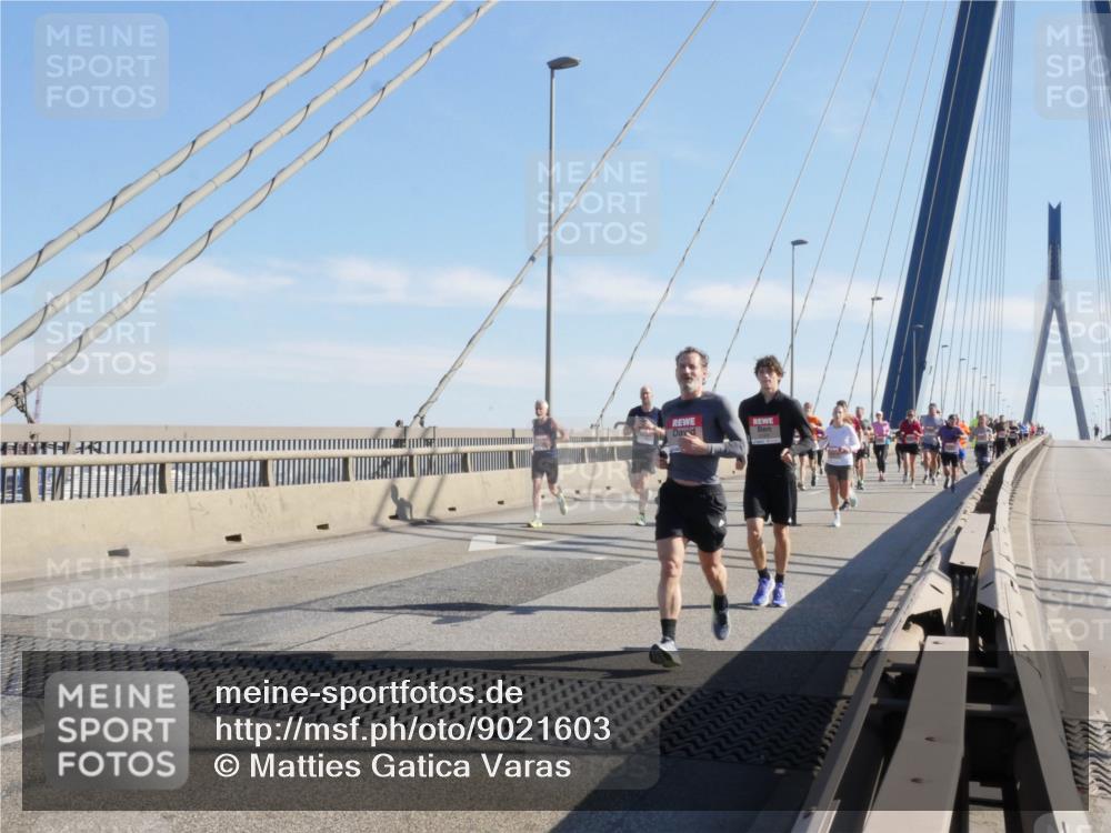 03.10.2025 - Köhlbrandbrückenlauf Matties Gatica Varas http://msf.ph/oto/9021603 03.10.2025 12:26:35 Position 1  meine-sportfotos.de