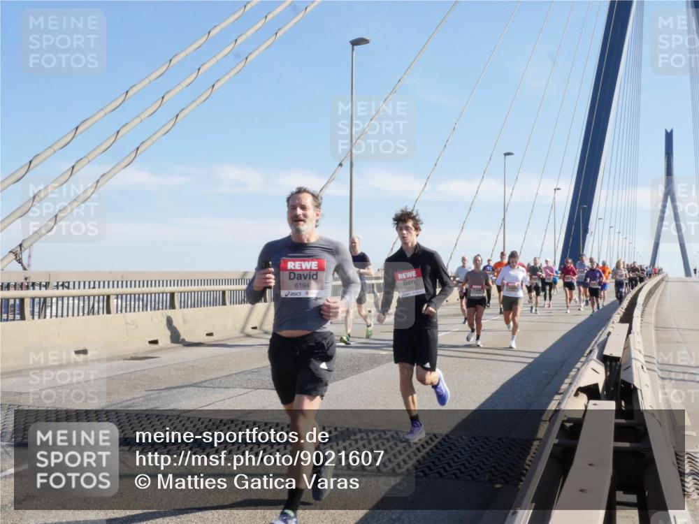 03.10.2025 - Köhlbrandbrückenlauf Matties Gatica Varas http://msf.ph/oto/9021607 03.10.2025 12:26:36 Position 1 6194, 6193 meine-sportfotos.de