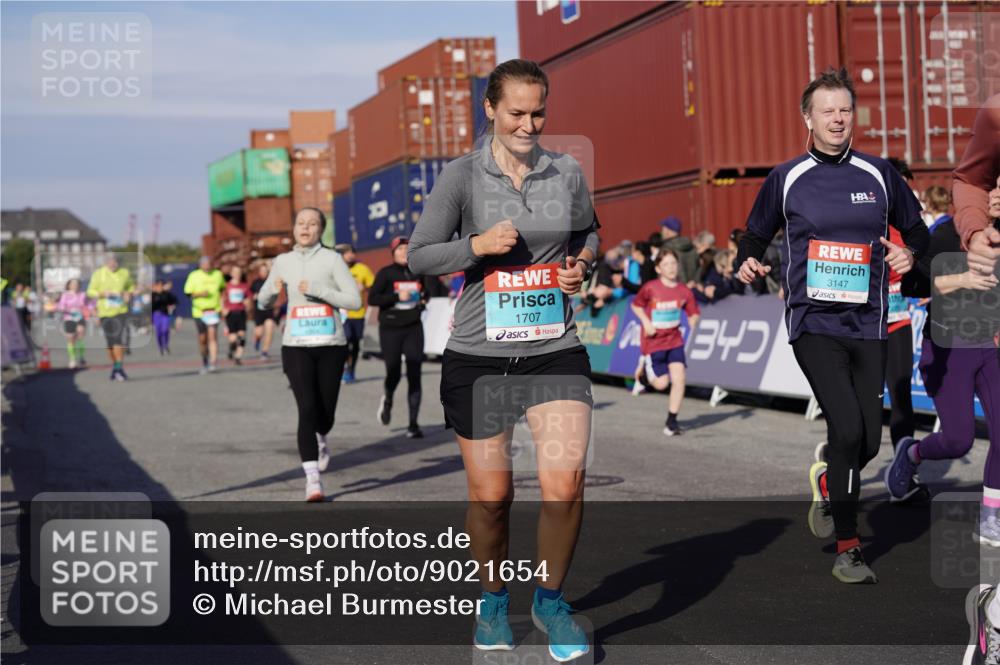 03.10.2025 - Köhlbrandbrückenlauf Michael Burmester http://msf.ph/oto/9021654 03.10.2025 10:23:04 Ziel 1263, 1707, 1723, 1777, 1954, 2072, 2125, 2141, 2167, 2188, 2740, 2829, 2840, 2842, 3029, 3147, 3221, 3291 meine-sportfotos.de