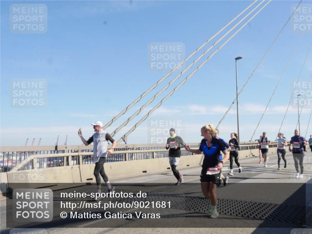 03.10.2025 - Köhlbrandbrückenlauf Matties Gatica Varas http://msf.ph/oto/9021681 03.10.2025 12:26:56 Position 1  meine-sportfotos.de