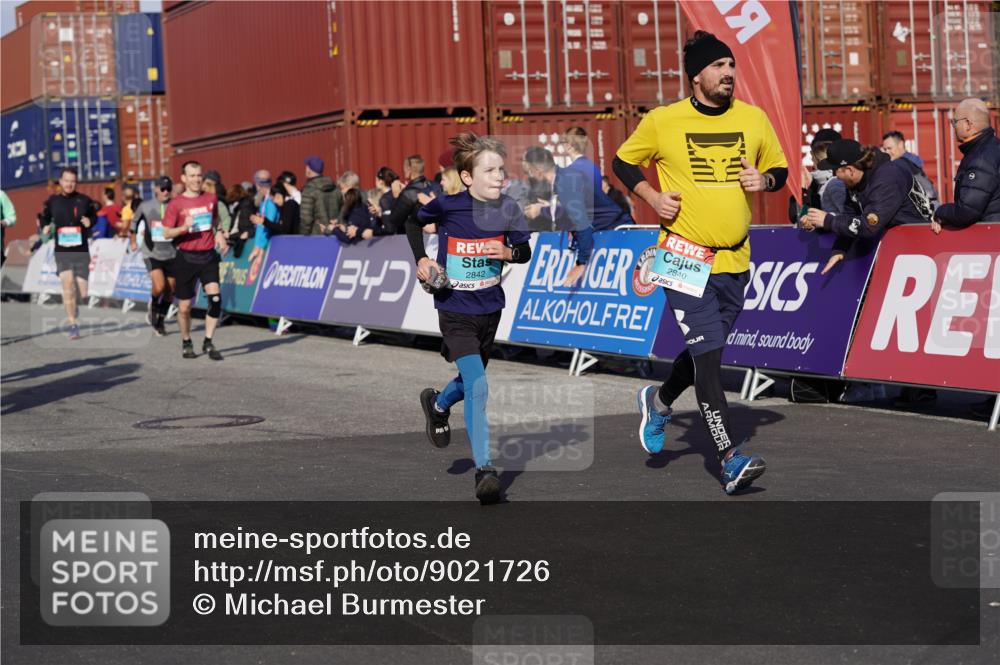 03.10.2025 - Köhlbrandbrückenlauf Michael Burmester http://msf.ph/oto/9021726 03.10.2025 10:23:10 Ziel 1629, 1723, 1827, 2139, 2141, 2683, 2684, 2740, 2783, 2810, 2829, 2840, 2842, 3221 meine-sportfotos.de