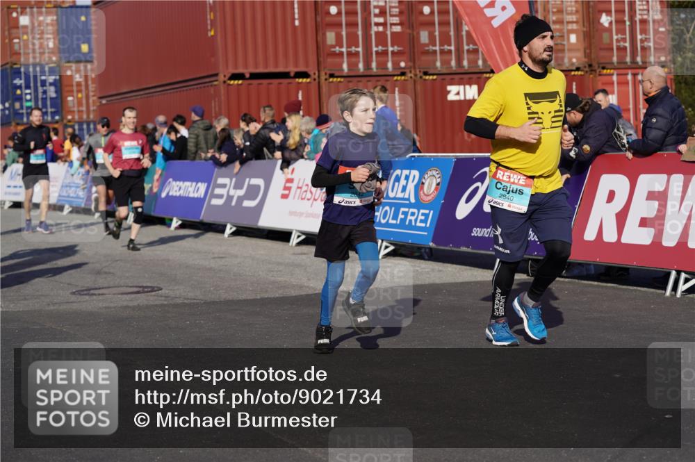 03.10.2025 - Köhlbrandbrückenlauf Michael Burmester http://msf.ph/oto/9021734 03.10.2025 10:23:10 Ziel 1629, 1723, 1827, 2139, 2141, 2683, 2684, 2740, 2783, 2810, 2829, 2840, 2842, 3221 meine-sportfotos.de