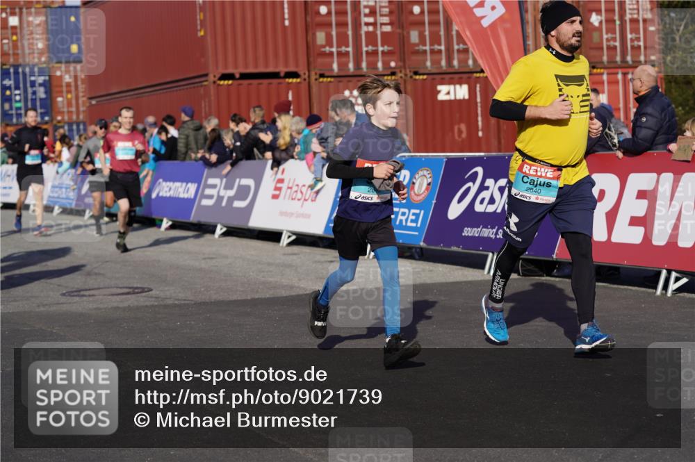 03.10.2025 - Köhlbrandbrückenlauf Michael Burmester http://msf.ph/oto/9021739 03.10.2025 10:23:10 Ziel 1629, 1723, 1827, 2139, 2141, 2683, 2684, 2740, 2783, 2810, 2829, 2840, 2842, 3221 meine-sportfotos.de