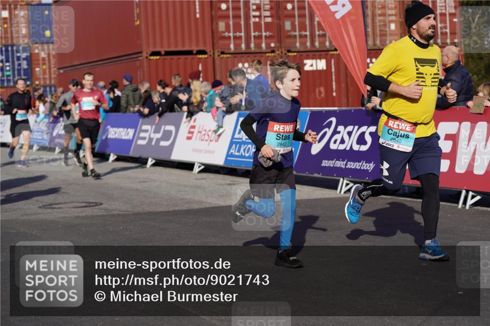 03.10.2025 - Köhlbrandbrückenlauf Michael Burmester http://msf.ph/oto/9021743 03.10.2025 10:23:10 Ziel 1629, 1723, 1827, 2139, 2141, 2683, 2684, 2740, 2783, 2810, 2829, 2840, 2842, 3221 meine-sportfotos.de