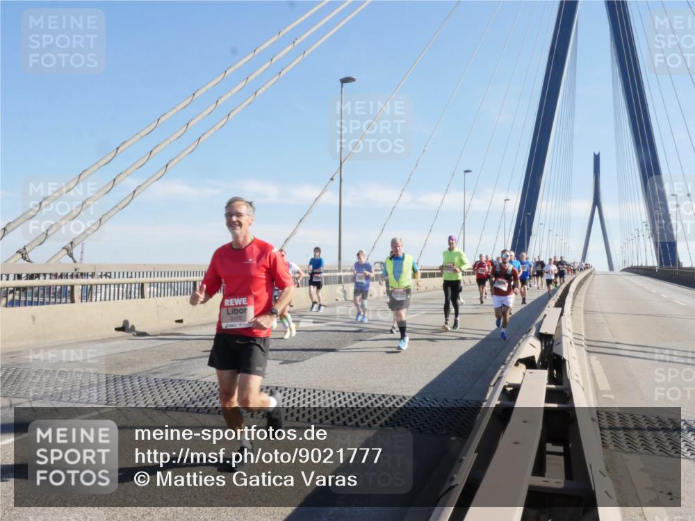 03.10.2025 - Köhlbrandbrückenlauf Matties Gatica Varas http://msf.ph/oto/9021777 03.10.2025 12:27:19 Position 1 6175 meine-sportfotos.de