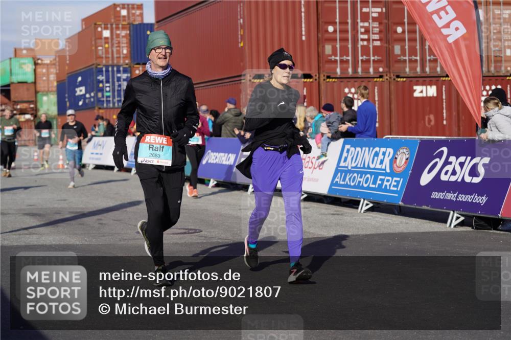 03.10.2025 - Köhlbrandbrückenlauf Michael Burmester http://msf.ph/oto/9021807 03.10.2025 10:23:17 Ziel 1482, 1597, 1629, 1827, 1875, 2139, 2683, 2684, 2783, 2784, 2810, 3170 meine-sportfotos.de