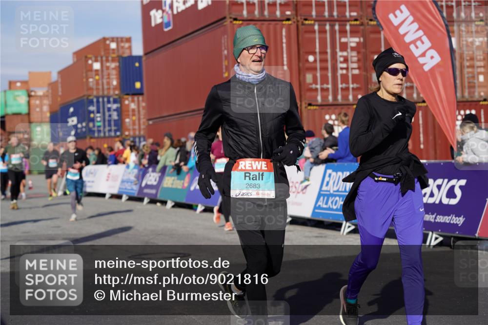 03.10.2025 - Köhlbrandbrückenlauf Michael Burmester http://msf.ph/oto/9021816 03.10.2025 10:23:18 Ziel 1128, 1482, 1597, 1629, 1827, 1875, 1978, 2229, 2315, 2637, 2683, 2684, 2783, 2784, 2810, 3170 meine-sportfotos.de