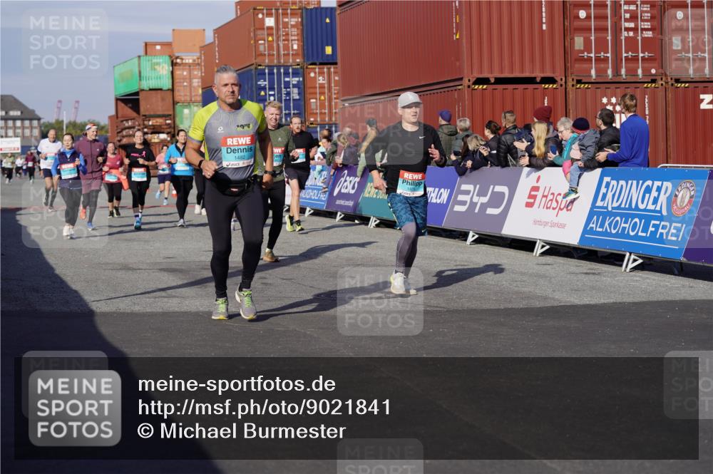 03.10.2025 - Köhlbrandbrückenlauf Michael Burmester http://msf.ph/oto/9021841 03.10.2025 10:23:21 Ziel 1128, 1482, 1597, 1875, 1937, 1978, 2008, 2229, 2303, 2315, 2637, 2684, 2784, 3170, 3422, 3423 meine-sportfotos.de