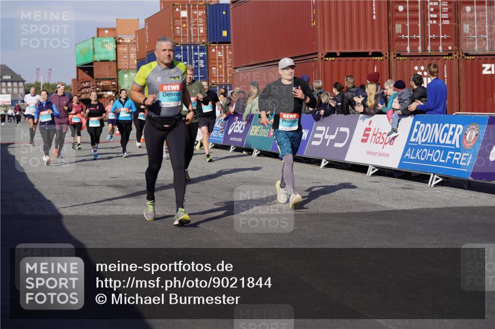 03.10.2025 - Köhlbrandbrückenlauf Michael Burmester http://msf.ph/oto/9021844 03.10.2025 10:23:21 Ziel 1128, 1482, 1597, 1875, 1937, 1978, 2008, 2229, 2303, 2315, 2637, 2684, 2784, 3170, 3422, 3423 meine-sportfotos.de