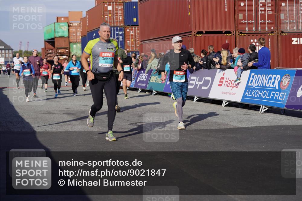 03.10.2025 - Köhlbrandbrückenlauf Michael Burmester http://msf.ph/oto/9021847 03.10.2025 10:23:21 Ziel 1128, 1482, 1597, 1875, 1937, 1978, 2008, 2229, 2303, 2315, 2637, 2684, 2784, 3170, 3422, 3423 meine-sportfotos.de