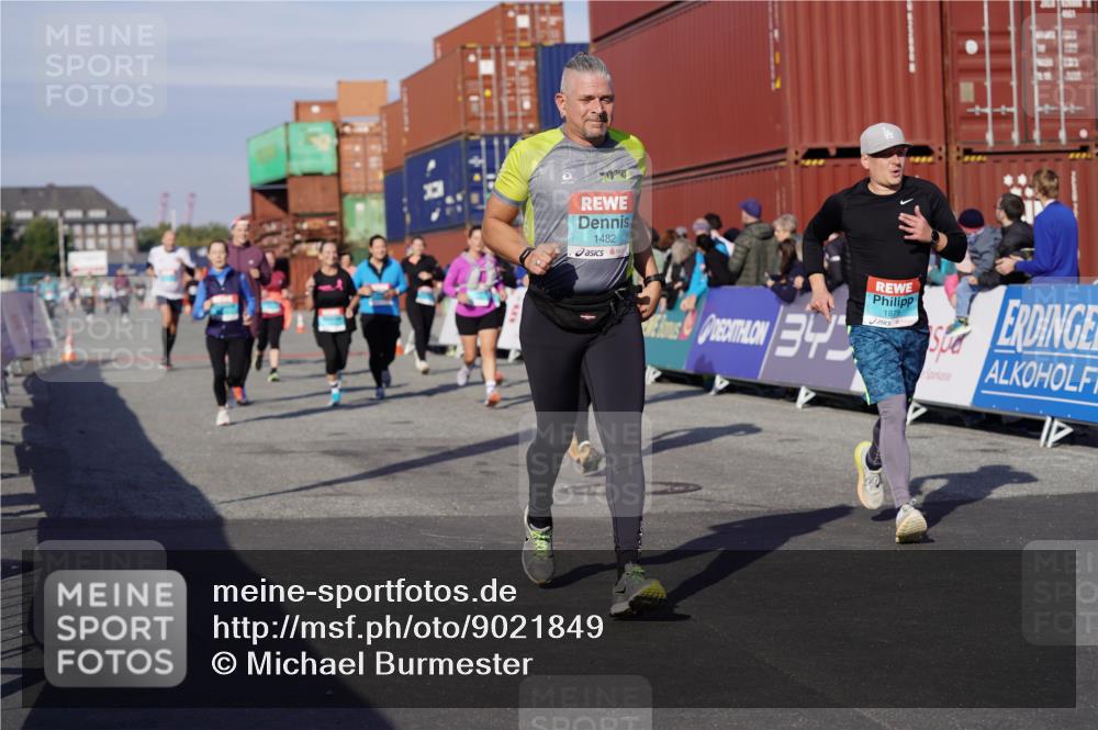 03.10.2025 - Köhlbrandbrückenlauf Michael Burmester http://msf.ph/oto/9021849 03.10.2025 10:23:22 Ziel 1128, 1482, 1597, 1875, 1937, 1978, 2008, 2229, 2303, 2315, 2637, 2784, 3170, 3422, 3423 meine-sportfotos.de