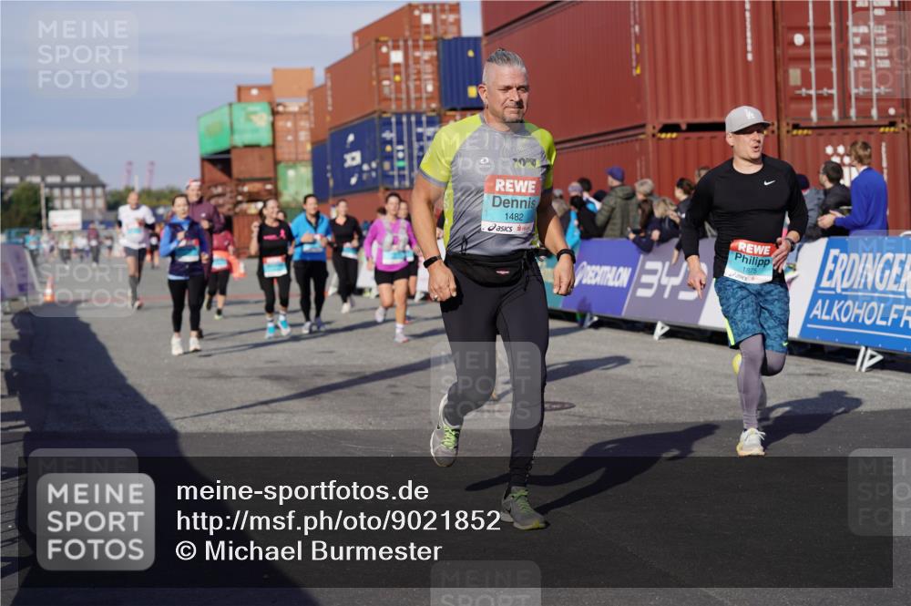03.10.2025 - Köhlbrandbrückenlauf Michael Burmester http://msf.ph/oto/9021852 03.10.2025 10:23:22 Ziel 1128, 1482, 1597, 1875, 1937, 1978, 2008, 2229, 2303, 2315, 2637, 2784, 3170, 3422, 3423 meine-sportfotos.de