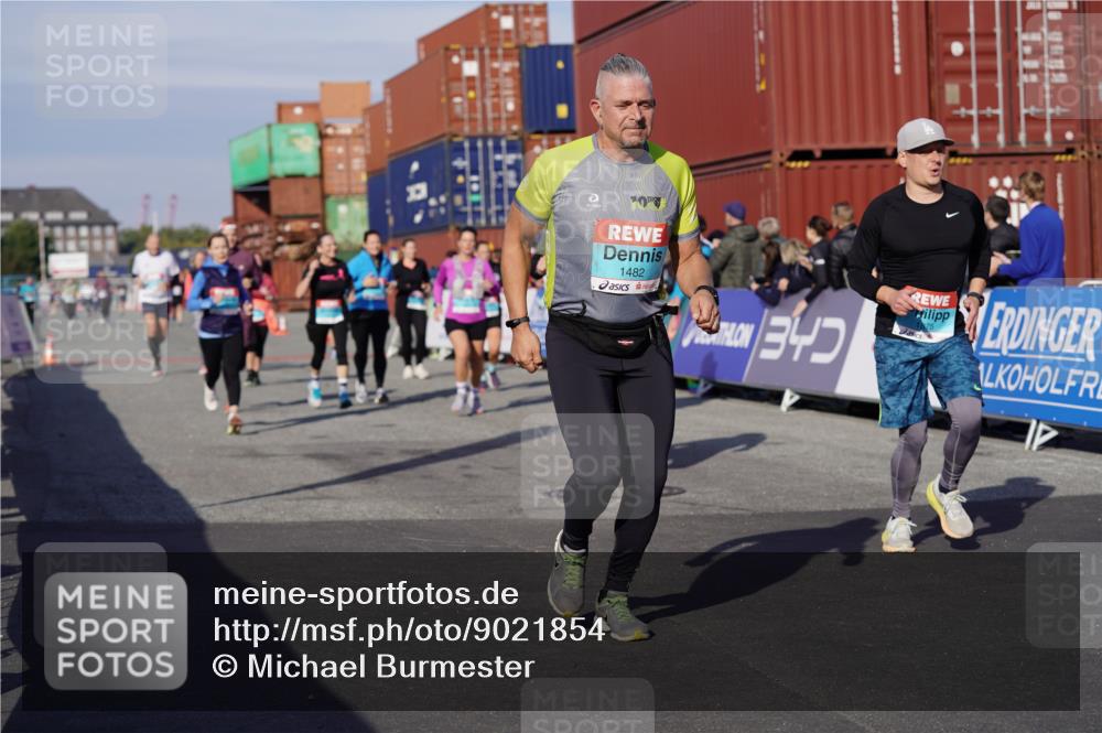 03.10.2025 - Köhlbrandbrückenlauf Michael Burmester http://msf.ph/oto/9021854 03.10.2025 10:23:22 Ziel 1128, 1482, 1597, 1875, 1937, 1978, 2008, 2229, 2303, 2315, 2637, 2784, 3170, 3422, 3423 meine-sportfotos.de