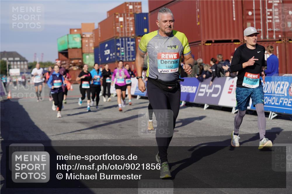 03.10.2025 - Köhlbrandbrückenlauf Michael Burmester http://msf.ph/oto/9021856 03.10.2025 10:23:22 Ziel 1128, 1482, 1597, 1875, 1937, 1978, 2008, 2229, 2303, 2315, 2637, 2784, 3170, 3422, 3423 meine-sportfotos.de