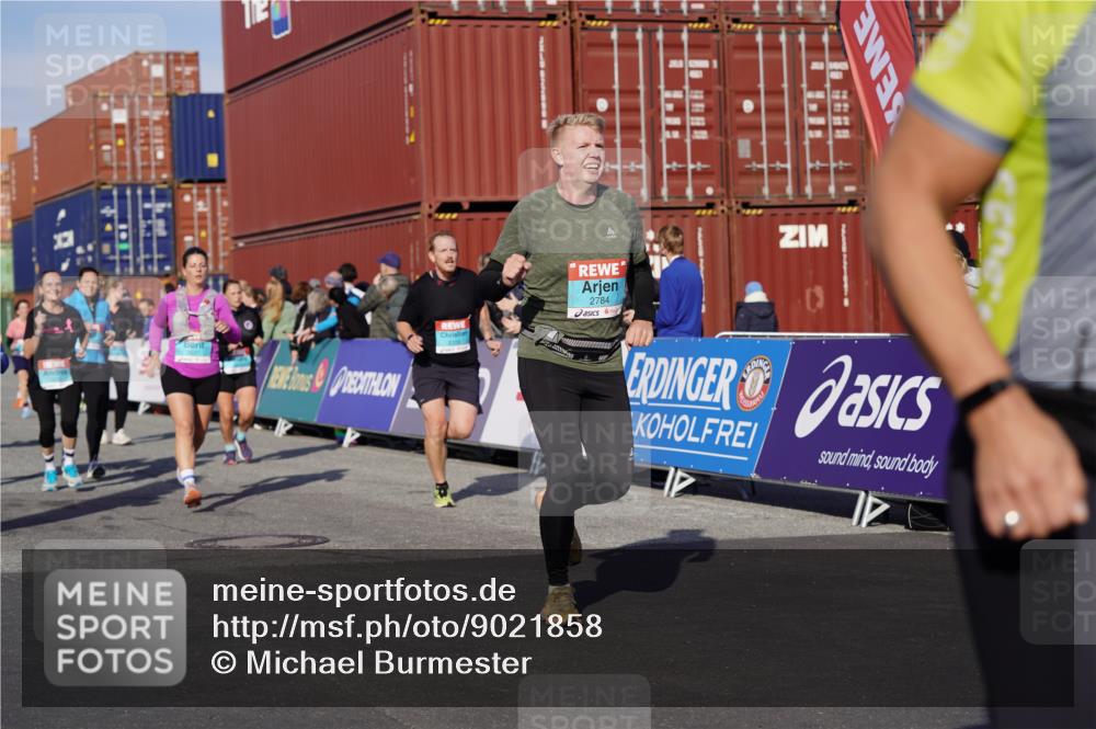 03.10.2025 - Köhlbrandbrückenlauf Michael Burmester http://msf.ph/oto/9021858 03.10.2025 10:23:23 Ziel 1128, 1482, 1597, 1875, 1937, 1978, 2008, 2152, 2229, 2303, 2315, 2637, 2784, 3170, 3422, 3423 meine-sportfotos.de