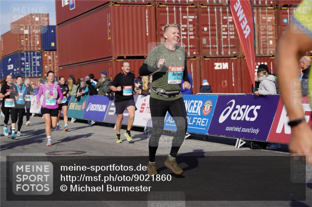 03.10.2025 - Köhlbrandbrückenlauf Michael Burmester http://msf.ph/oto/9021860 03.10.2025 10:23:23 Ziel 1128, 1482, 1597, 1875, 1937, 1978, 2008, 2152, 2229, 2303, 2315, 2637, 2784, 3170, 3422, 3423 meine-sportfotos.de
