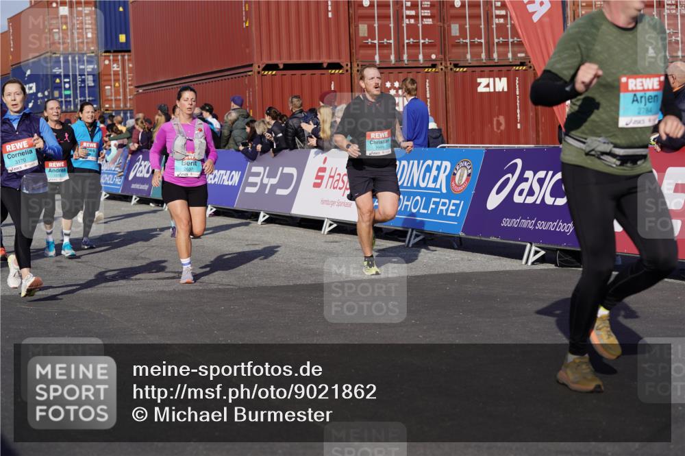 03.10.2025 - Köhlbrandbrückenlauf Michael Burmester http://msf.ph/oto/9021862 03.10.2025 10:23:24 Ziel 1128, 1482, 1597, 1875, 1937, 1978, 2008, 2152, 2229, 2303, 2315, 2637, 2784, 3170, 3422, 3423 meine-sportfotos.de