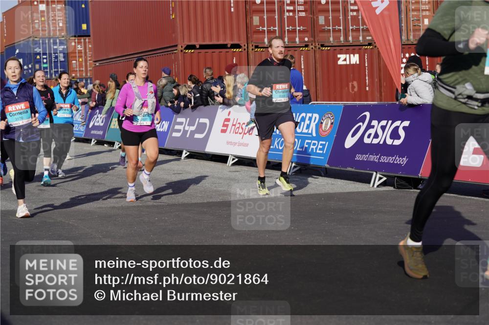 03.10.2025 - Köhlbrandbrückenlauf Michael Burmester http://msf.ph/oto/9021864 03.10.2025 10:23:24 Ziel 1128, 1482, 1597, 1875, 1937, 1978, 2008, 2152, 2229, 2303, 2315, 2637, 2784, 3170, 3422, 3423 meine-sportfotos.de