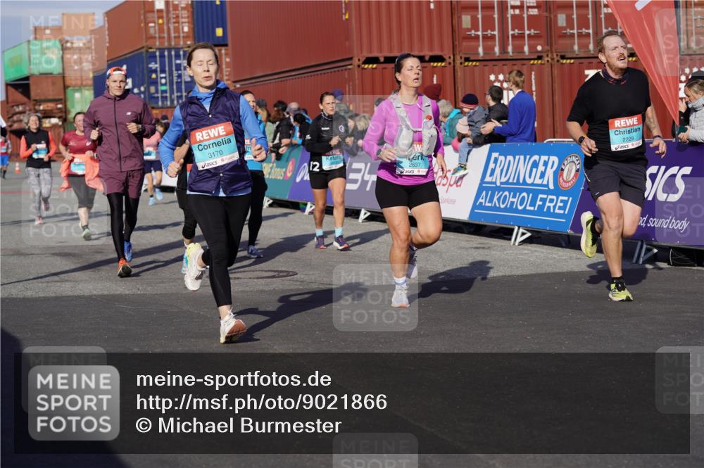 03.10.2025 - Köhlbrandbrückenlauf Michael Burmester http://msf.ph/oto/9021866 03.10.2025 10:23:25 Ziel 1128, 1482, 1875, 1937, 1978, 2008, 2152, 2229, 2303, 2315, 2637, 2784, 3170, 3422, 3423 meine-sportfotos.de