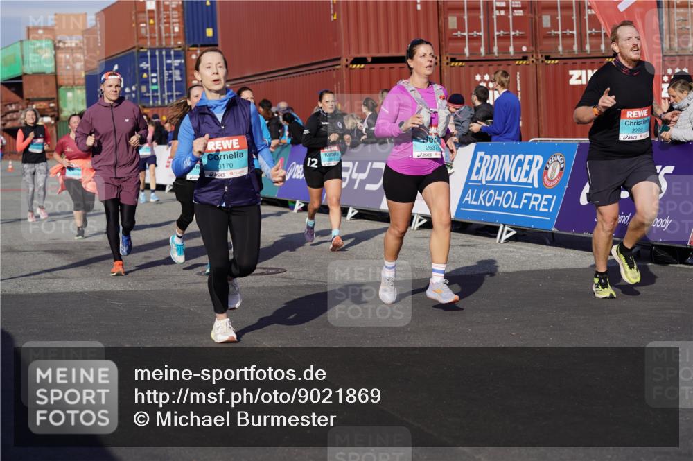 03.10.2025 - Köhlbrandbrückenlauf Michael Burmester http://msf.ph/oto/9021869 03.10.2025 10:23:25 Ziel 1128, 1482, 1875, 1937, 1978, 2008, 2152, 2229, 2303, 2315, 2637, 2784, 3170, 3422, 3423 meine-sportfotos.de
