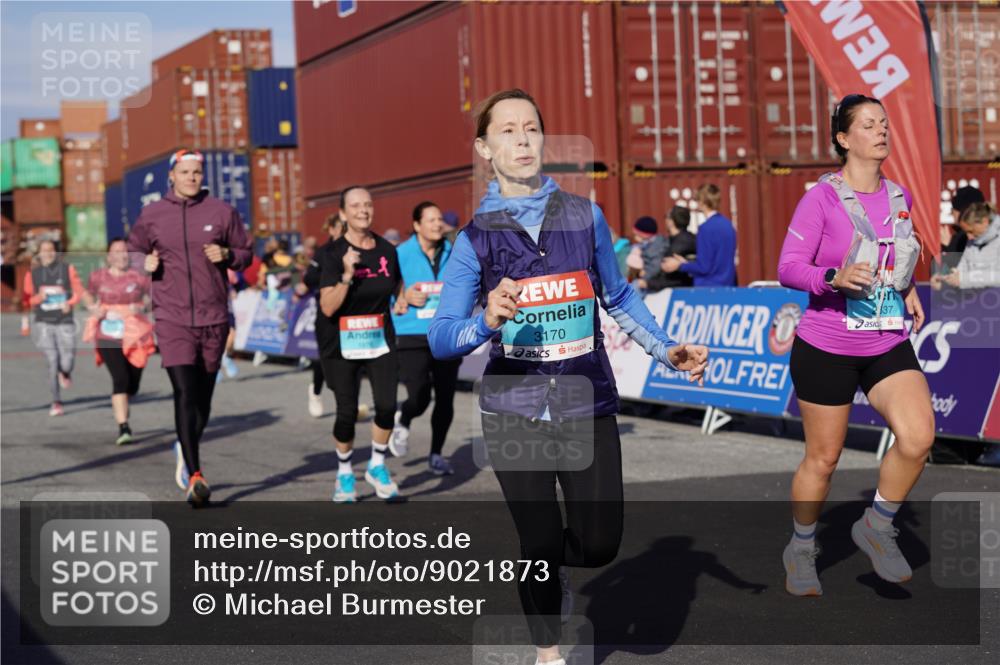 03.10.2025 - Köhlbrandbrückenlauf Michael Burmester http://msf.ph/oto/9021873 03.10.2025 10:23:25 Ziel 1128, 1482, 1875, 1937, 1978, 2008, 2152, 2229, 2303, 2315, 2637, 2784, 3170, 3422, 3423 meine-sportfotos.de