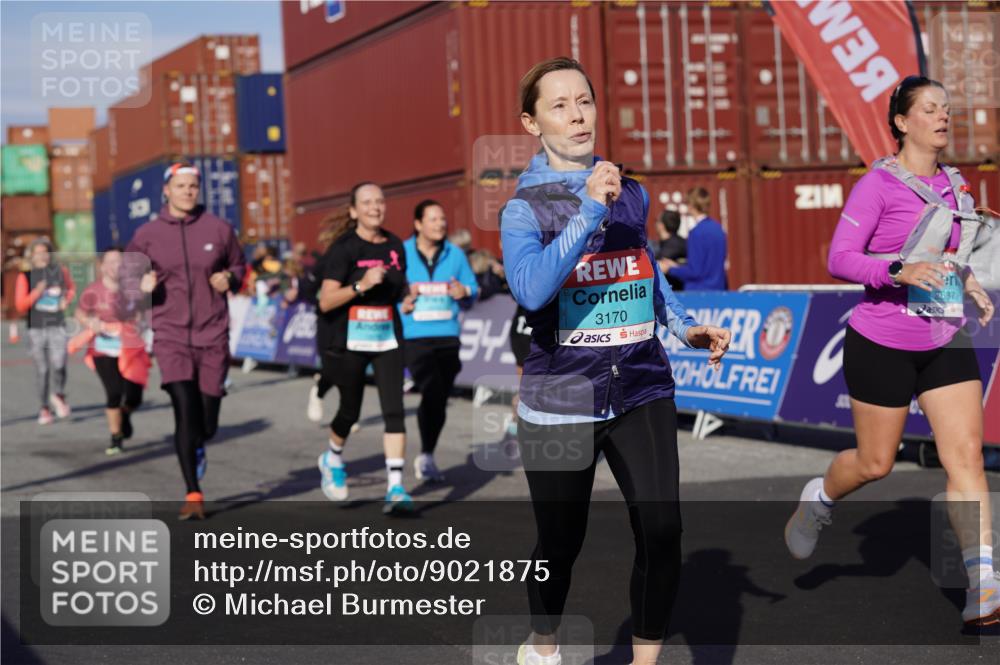 03.10.2025 - Köhlbrandbrückenlauf Michael Burmester http://msf.ph/oto/9021875 03.10.2025 10:23:25 Ziel 1128, 1482, 1875, 1937, 1978, 2008, 2152, 2229, 2303, 2315, 2637, 2784, 3170, 3422, 3423 meine-sportfotos.de