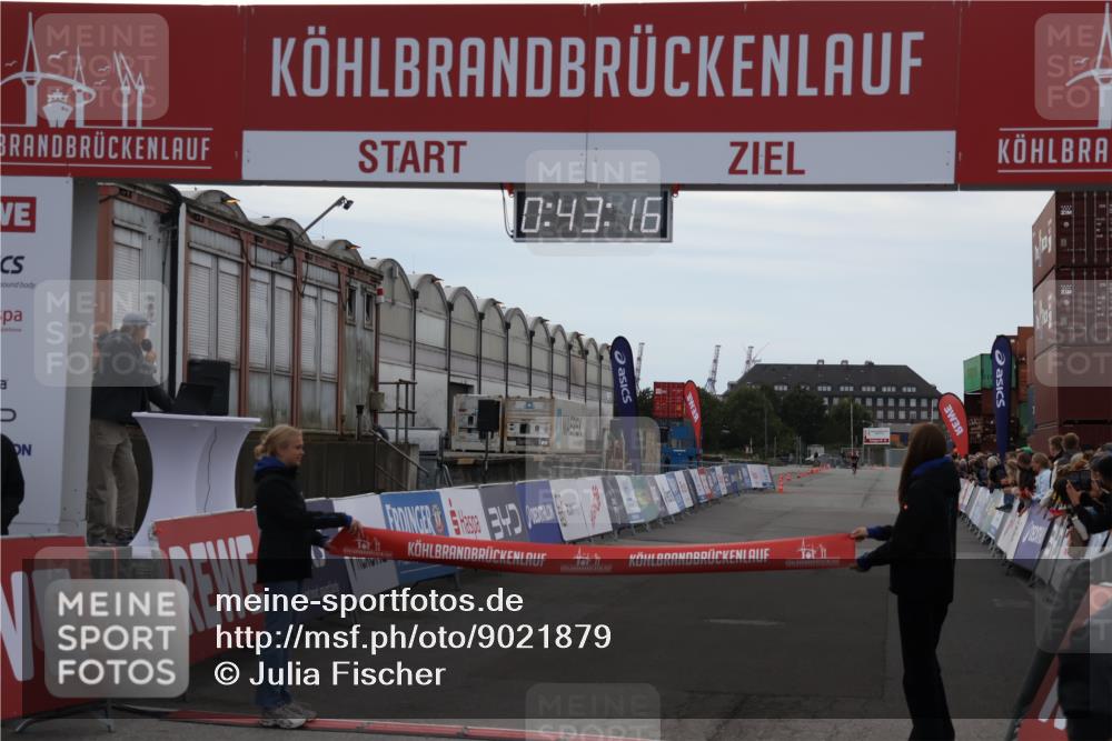 03.10.2025 - Köhlbrandbrückenlauf Julia Fischer http://msf.ph/oto/9021879 03.10.2025 15:43:16 Ziel  meine-sportfotos.de