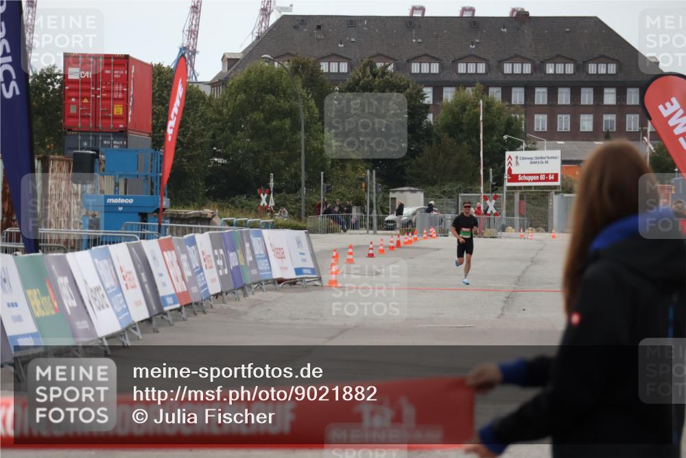 03.10.2025 - Köhlbrandbrückenlauf Julia Fischer http://msf.ph/oto/9021882 03.10.2025 15:43:28 Ziel  meine-sportfotos.de
