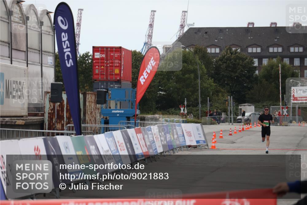 03.10.2025 - Köhlbrandbrückenlauf Julia Fischer http://msf.ph/oto/9021883 03.10.2025 15:43:32 Ziel  meine-sportfotos.de