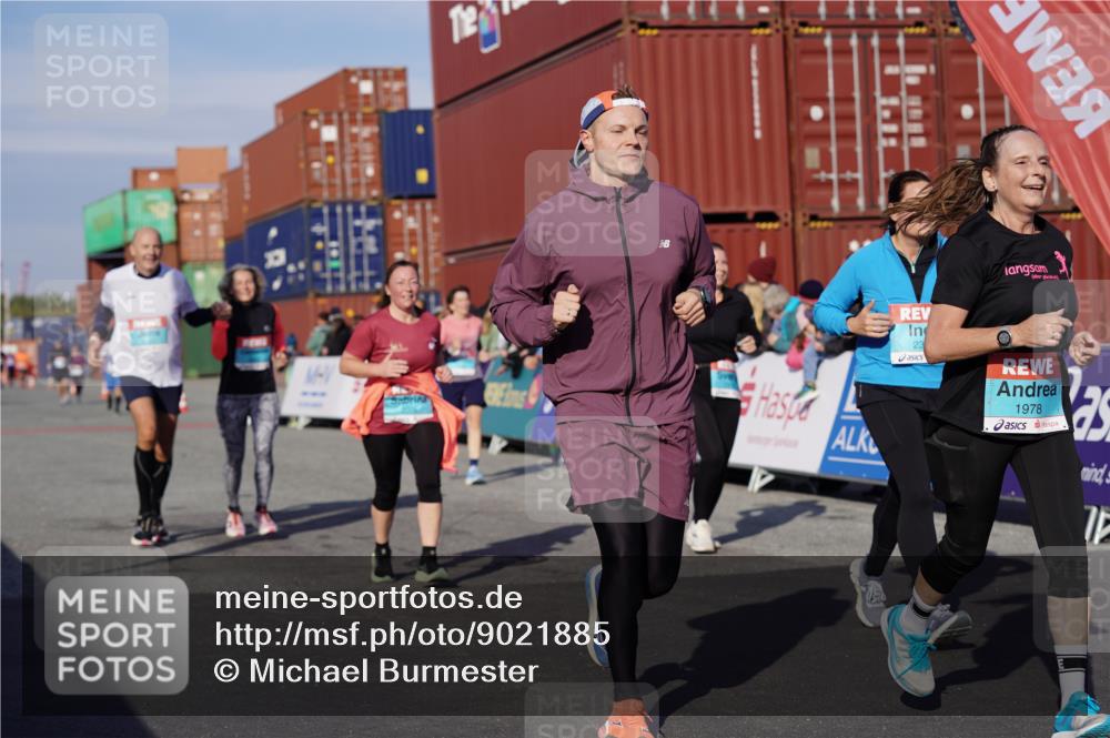 03.10.2025 - Köhlbrandbrückenlauf Michael Burmester http://msf.ph/oto/9021885 03.10.2025 10:23:27 Ziel 1128, 1937, 1978, 2008, 2152, 2229, 2303, 2315, 2637, 2784, 3170, 3422, 3423 meine-sportfotos.de