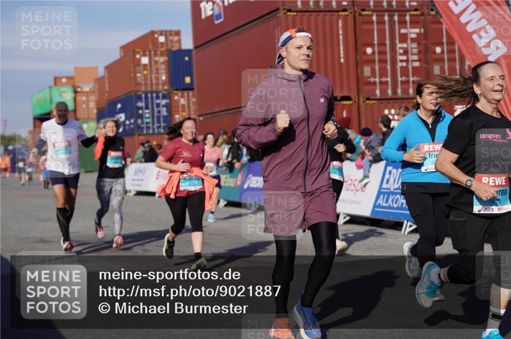 03.10.2025 - Köhlbrandbrückenlauf Michael Burmester http://msf.ph/oto/9021887 03.10.2025 10:23:27 Ziel 1128, 1937, 1978, 2008, 2152, 2229, 2303, 2315, 2637, 2784, 3170, 3422, 3423 meine-sportfotos.de