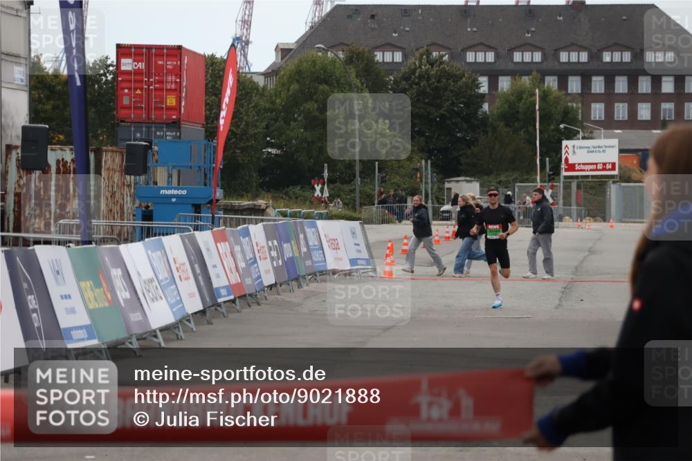 03.10.2025 - Köhlbrandbrückenlauf Julia Fischer http://msf.ph/oto/9021888 03.10.2025 15:43:34 Ziel  meine-sportfotos.de