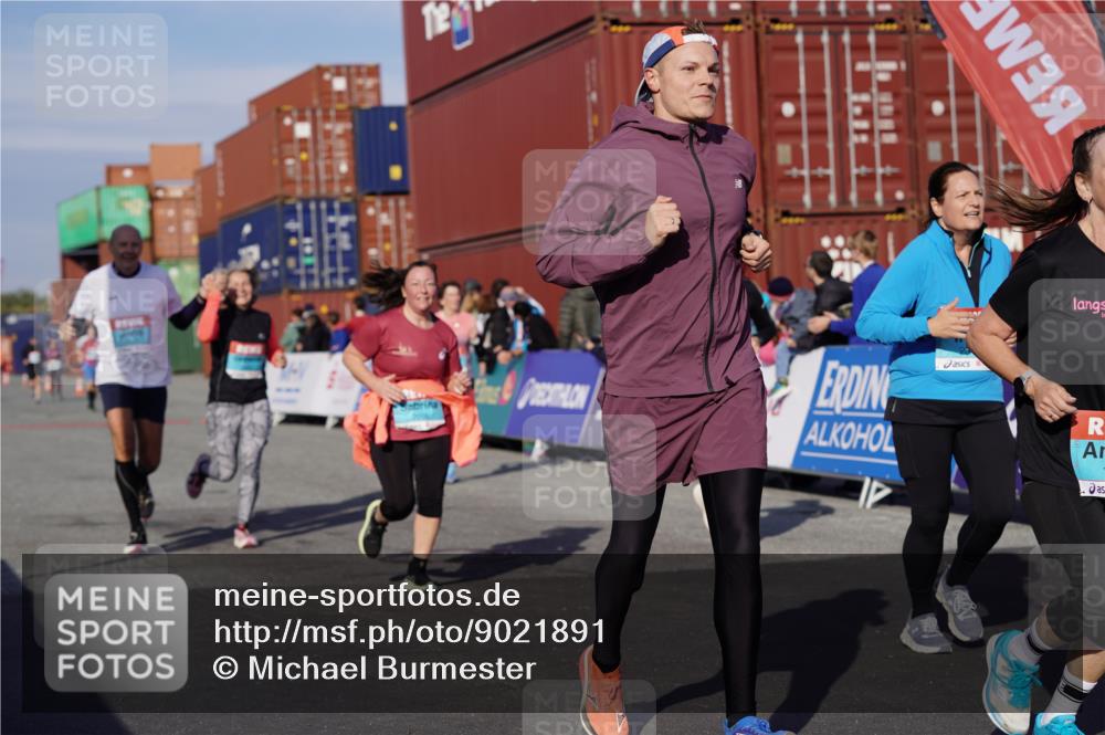 03.10.2025 - Köhlbrandbrückenlauf Michael Burmester http://msf.ph/oto/9021891 03.10.2025 10:23:27 Ziel 1128, 1937, 1978, 2008, 2152, 2229, 2303, 2315, 2637, 2784, 3170, 3422, 3423 meine-sportfotos.de