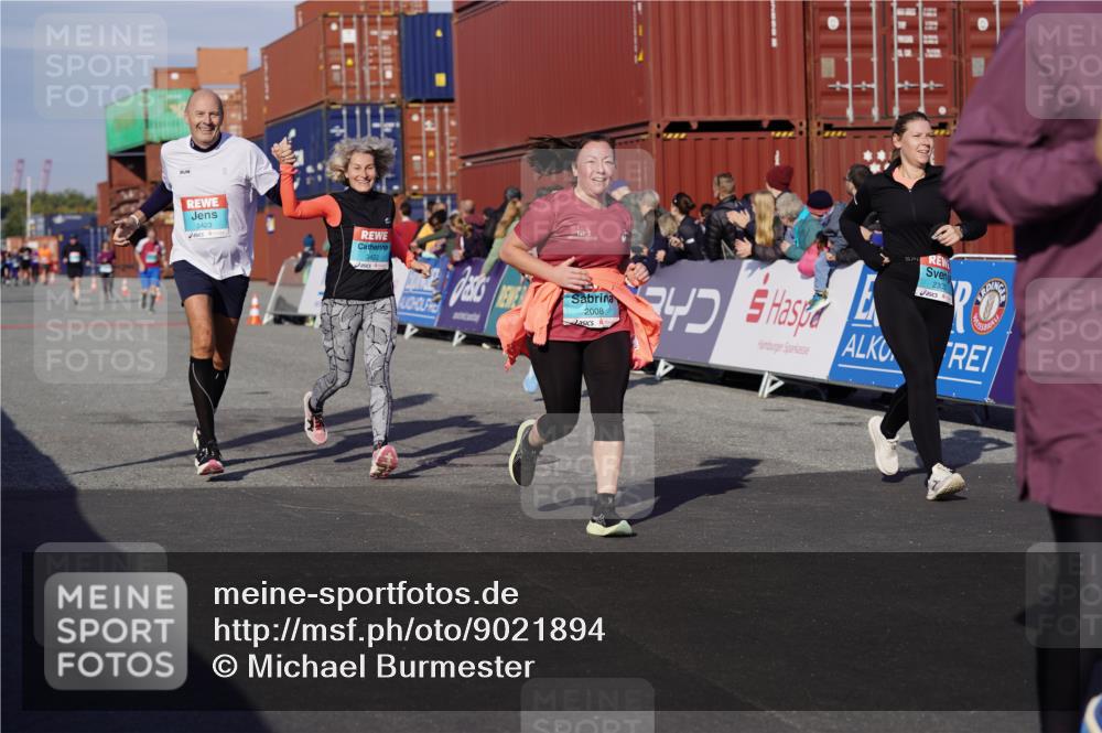 03.10.2025 - Köhlbrandbrückenlauf Michael Burmester http://msf.ph/oto/9021894 03.10.2025 10:23:28 Ziel 1128, 1937, 1978, 2008, 2152, 2229, 2303, 2315, 2637, 2784, 3170, 3422, 3423 meine-sportfotos.de