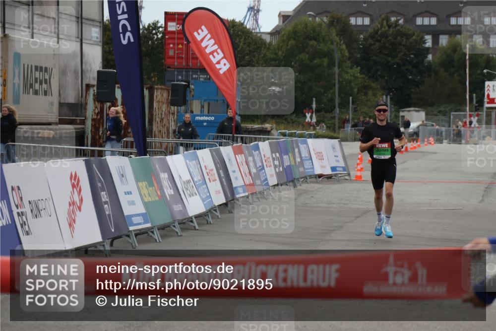 03.10.2025 - Köhlbrandbrückenlauf Julia Fischer http://msf.ph/oto/9021895 03.10.2025 15:43:39 Ziel  meine-sportfotos.de